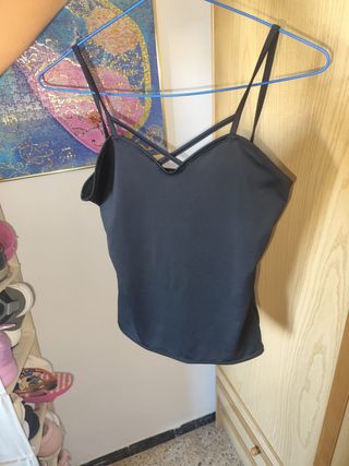 Camiseta tirantes negra cruzada