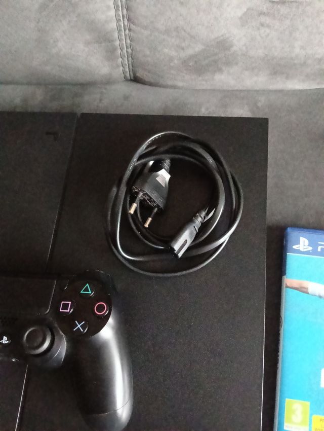 PS4 (PlayStation 4) Negra + FIFA 19 y 20