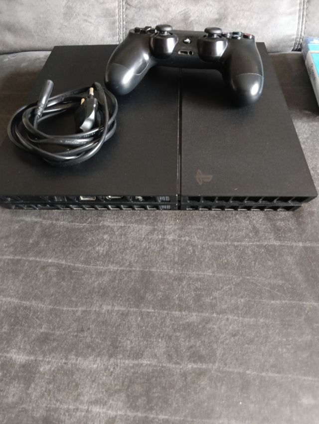 PS4 (PlayStation 4) Negra + FIFA 19 y 20