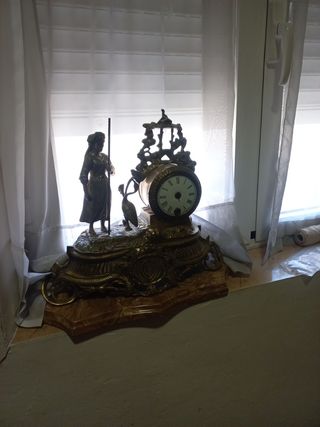 Reloj antiguo de bronce con figura