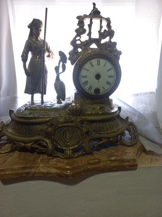 Reloj antiguo de bronce con figura