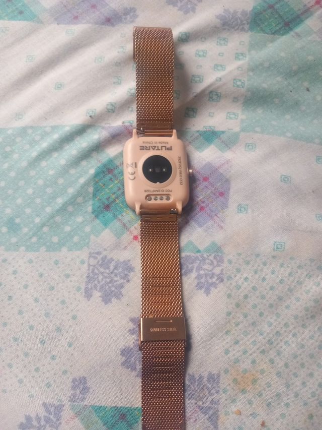 Reloj de pulsera dorado para mujer
