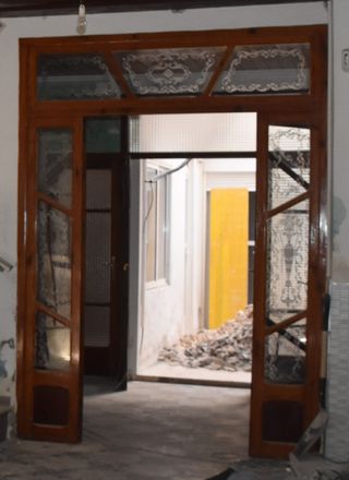 Puerta antigua de madera con cristal