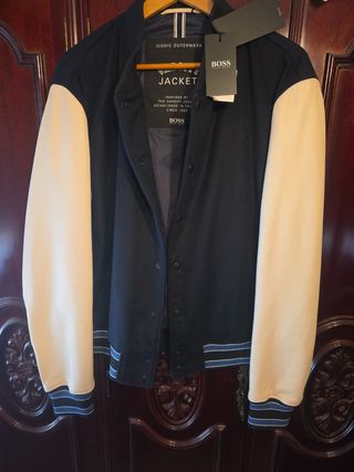 Chaqueta Bomber BOSS Negra con Mangas Beige