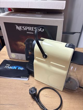 Cafetera Nespresso Inissia DeLonghi Beige