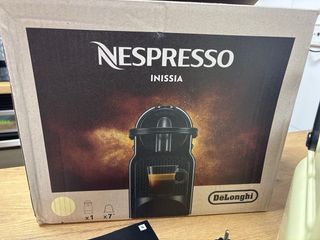 Cafetera Nespresso Inissia DeLonghi Beige