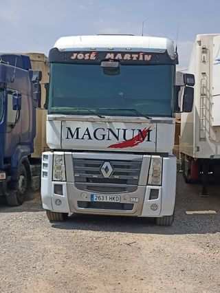 Se vende cabeza tractora y remolque frigorífico 