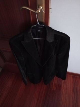 Americana de hombre negra, tipo terciopelo.