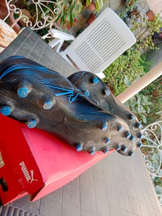 Scarpe da calcio Puma nere e blu