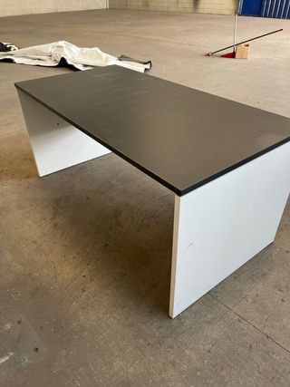 Mesa de estudio/oficina negra y blanca