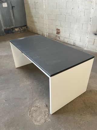 Mesa de estudio/oficina negra y blanca