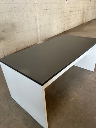 Mesa de estudio/oficina negra y blanca