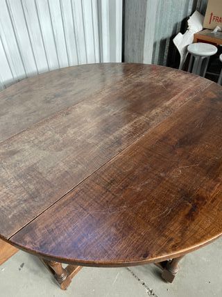Mesa de madera redonda plegable antigua