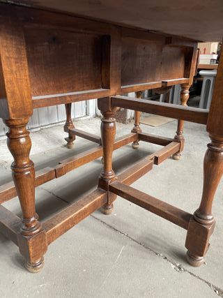 Mesa de madera redonda plegable antigua