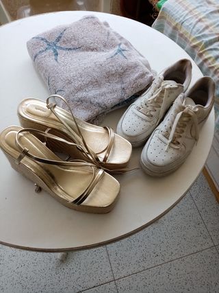 Zapatillas y Sandalias Doradas