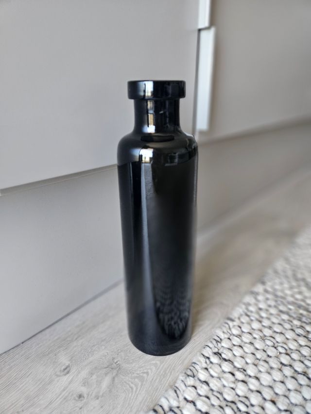 Florero de cristal negro transparente