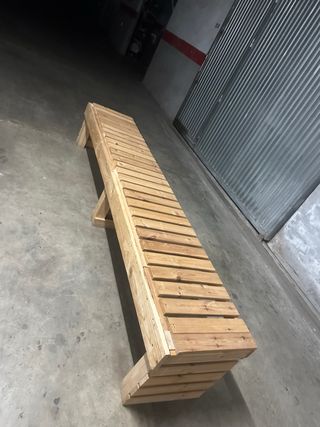 Banco de madera grande en buen estado