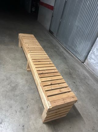 Banco de madera grande en buen estado