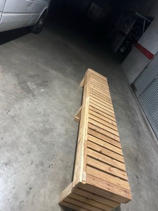 Banco de madera grande en buen estado