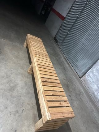 Banco de madera grande en buen estado