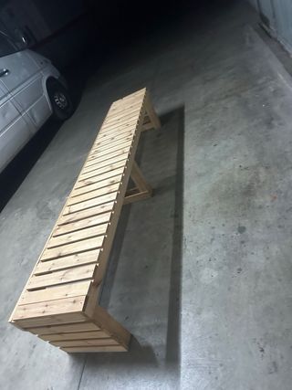 Banco de madera grande en buen estado