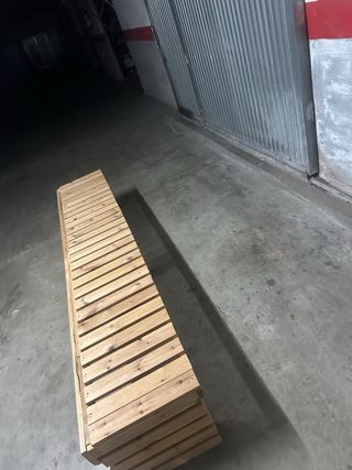 Banco de madera grande en buen estado