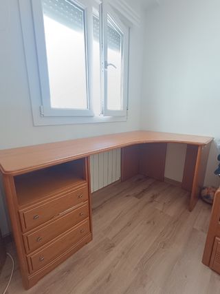 Escritorio de madera con cajones