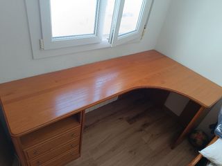 Escritorio de madera con cajones