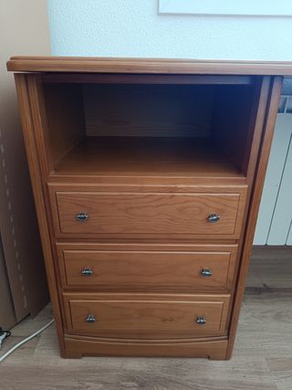 Escritorio de madera con cajones