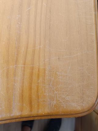 Escritorio de madera con cajones