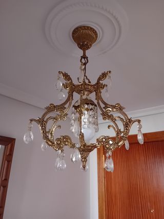 Lámpara de techo dorada con cristales