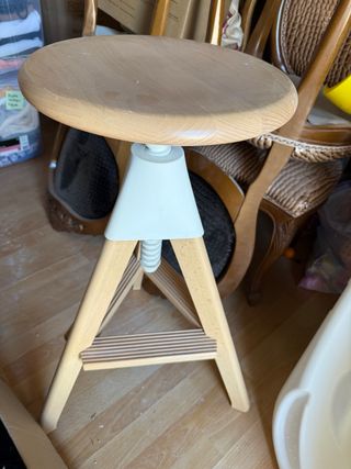 Taburete de madera y plástico