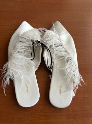 Zapatillas Zara Home Blancas con Plumas