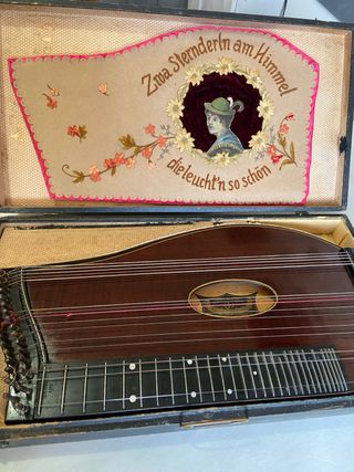 Antica Cetra con decorazioni