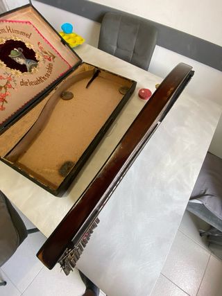 Antica Cetra con decorazioni