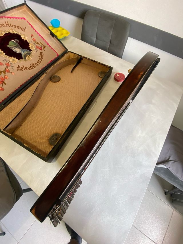 Antica Cetra con decorazioni