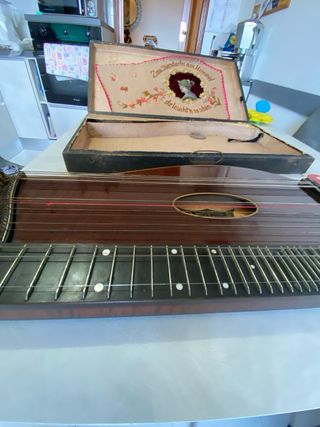 Antica Cetra con decorazioni