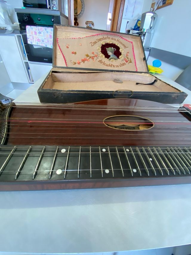 Antica Cetra con decorazioni