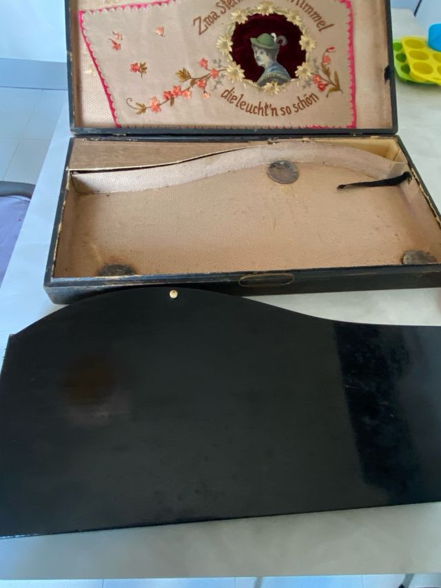 Antica Cetra con decorazioni