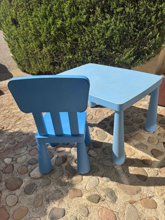 Mesa y silla infantil IKEA azul
