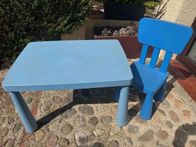 Mesa y silla infantil IKEA azul