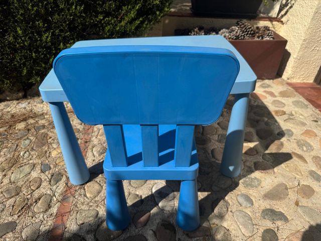 Mesa y silla infantil IKEA azul