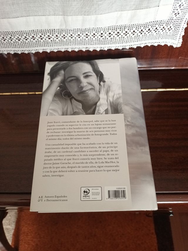 Los crímenes del caviar: Una novela de la juez ...