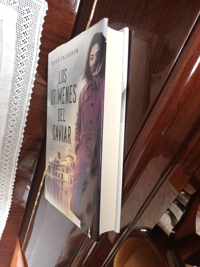 Los crímenes del caviar: Una novela de la juez ...