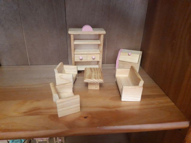 Muebles de madera para casa de muñecas