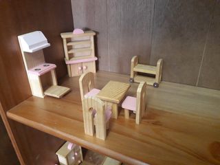 Muebles de madera para casa de muñecas