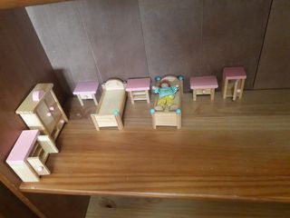 Muebles de madera para casa de muñecas
