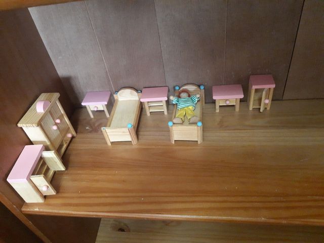 Muebles de madera para casa de muñecas