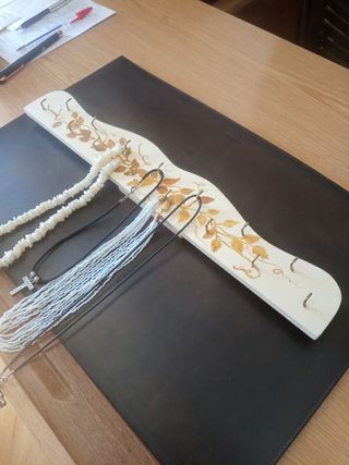 Colgador de collares decorado