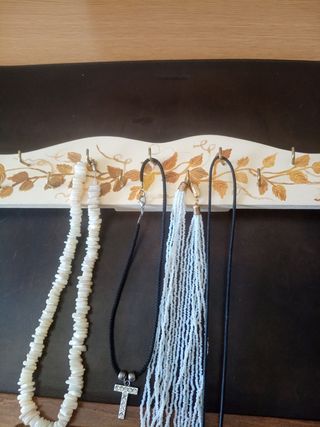 Colgador de collares decorado